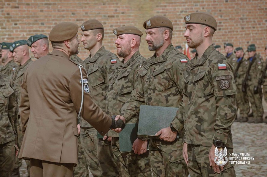 Pierwsze garnizonowe obchody Święta Wojska Polskiego w Ciechanowie. Uroczystość na zamku